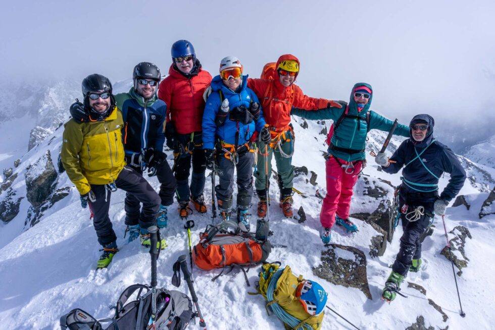 Alle stehen auf dem Gipfel des Piz Sarsura